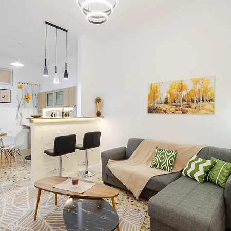 Kalamata's Urban Oasis With Private Balcony Καλαμάτα