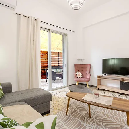 Kalamata's Urban Oasis With Private Balcony Καλαμάτα