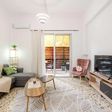 Kalamata's Urban Oasis With Private Balcony Καλαμάτα