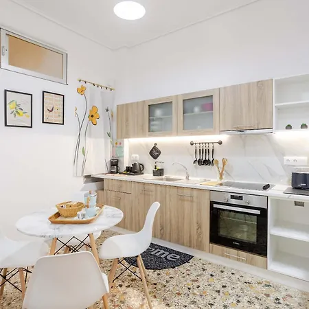 Kalamata's Urban Oasis With Private Balcony *
