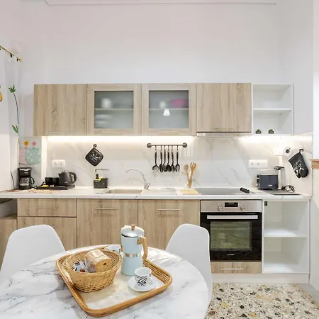 Σπίτι διακοπών Kalamata's Urban Oasis With Private Balcony