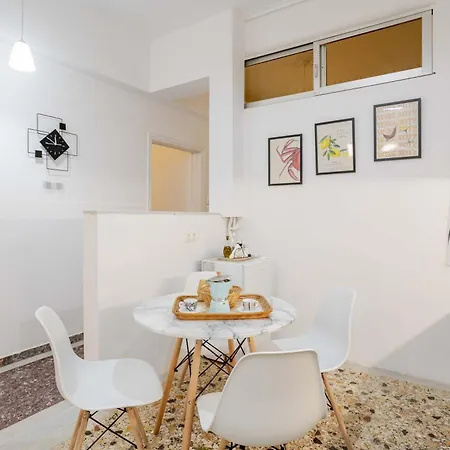 Σπίτι διακοπών Kalamata's Urban Oasis With Private Balcony