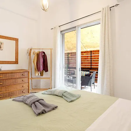 Kalamata's Urban Oasis With Private Balcony *