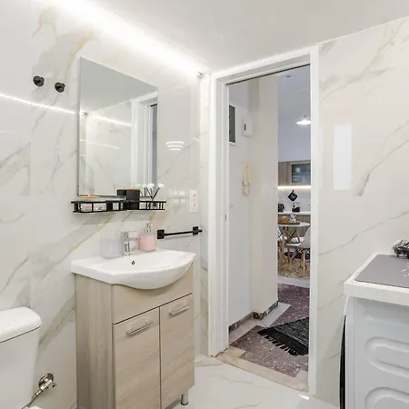Kalamata's Urban Oasis With Private Balcony *